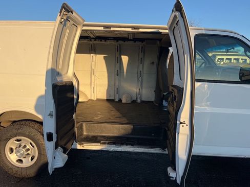 Used 2015 Chevrolet Express 2500 image 18