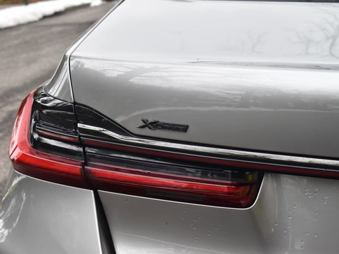 Used 2021 BMW 750i xDrive w/ Executive Package image 17