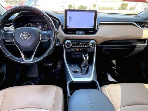 Used 2022 Toyota RAV4 XLE Premium image 15