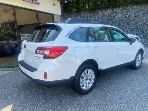 Used 2017 Subaru Outback 2.5i AWD/4WD image 2