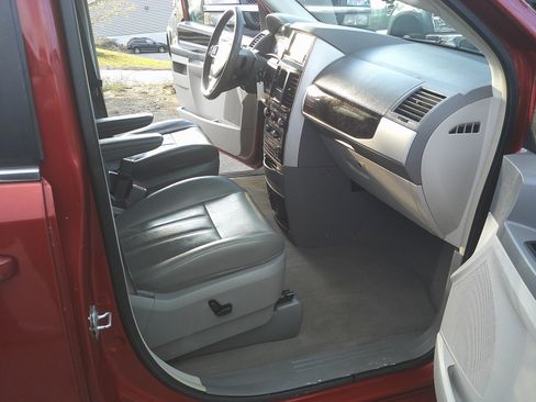 Used 2010 Dodge Grand Caravan SXT FWD image 14