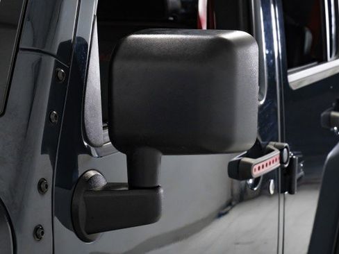 Used 2017 Jeep Wrangler Unlimited Rubicon image 35