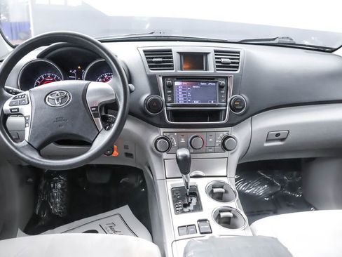 Used 2013 Toyota Highlander Plus w/ Cold Weather Pkg image 15