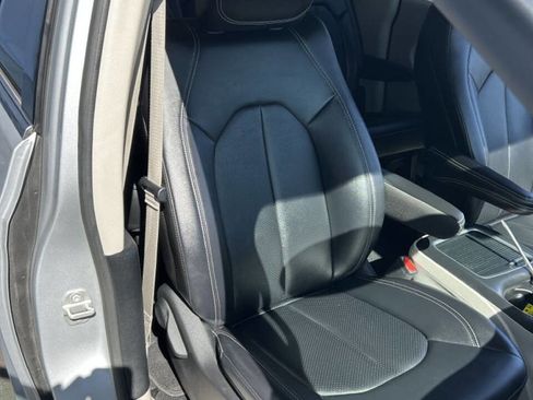 Used 2024 Chrysler Pacifica Touring-L image 27