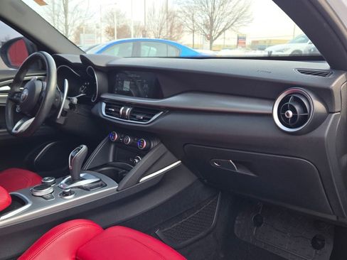 Used 2022 Alfa Romeo Stelvio Veloce image 7