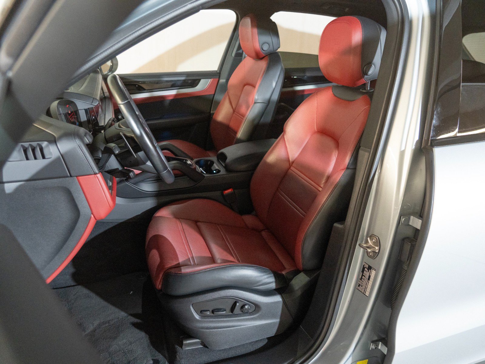 Certified 2024 Porsche Cayenne AWD/4WD image 5