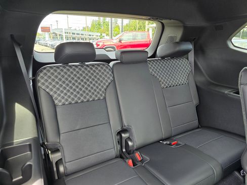 New 2025 GMC Acadia Denali image 13