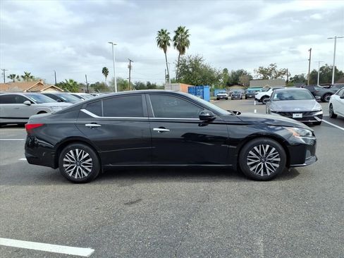 Used 2023 Nissan Altima 2.5 SV w/ SV Premium Package image 6