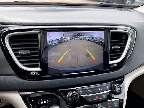 Used 2023 Chrysler Pacifica Touring-L image 26