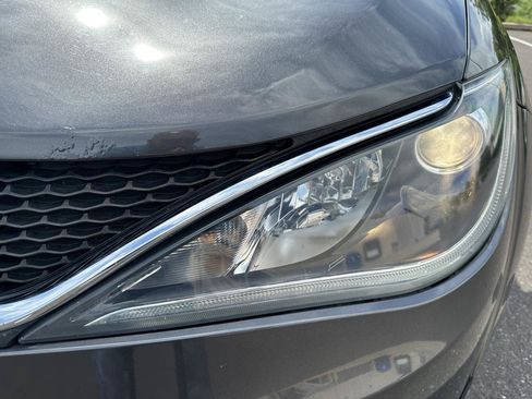 Used 2018 Chrysler Pacifica Touring Plus w/ Tire & Wheel Group FWD image 32