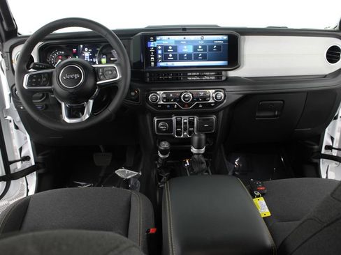 Used 2025 Jeep Wrangler Unlimited Sahara AWD/4WD image 9