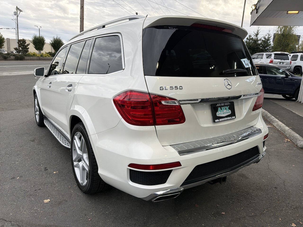 Used 2015 Mercedes-Benz GL 550 4MATIC w/ Driver Assistance Package image 4