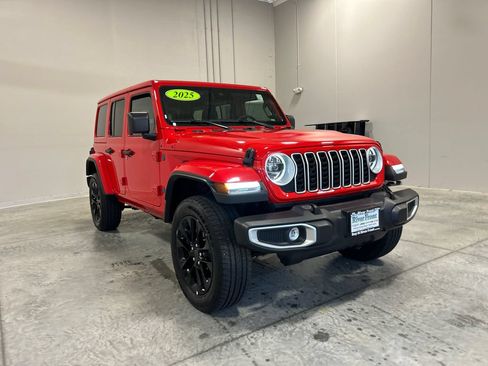 Used 2025 Jeep Wrangler Unlimited Sahara w/ Safety Group AWD/4WD image 4