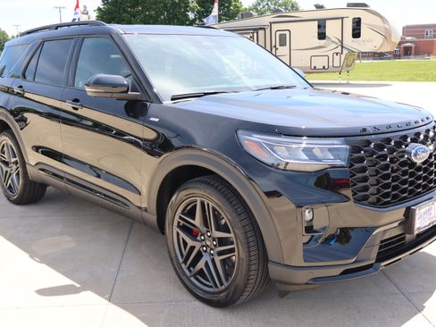 New 2026 Ford Explorer ST-Line w/ ST-Line Street Pack AWD/4WD image 3