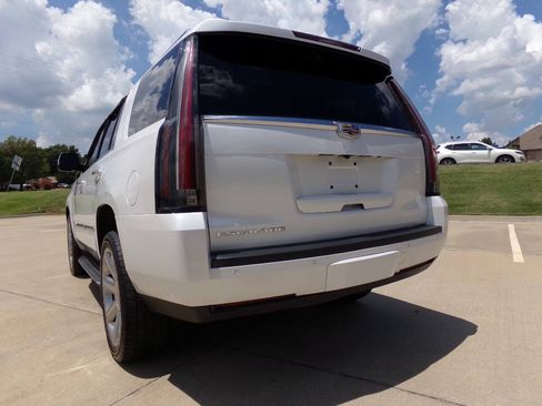 Used 2016 Cadillac Escalade Luxury AWD/4WD image 37