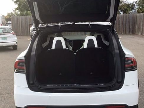 Used 2018 Tesla Model X 75D image 9