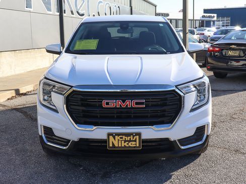 Used 2024 GMC Terrain SLE image 2