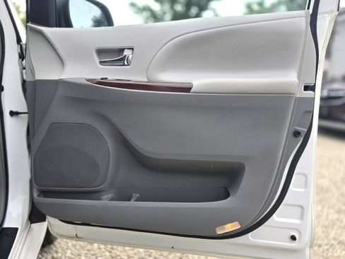Used 2012 Toyota Sienna XLE w/ Entertainment Pkg FWD image 22