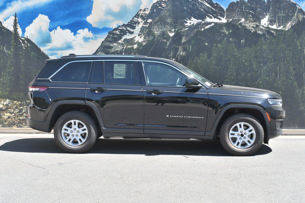 Used 2023 Jeep Grand Cherokee Laredo AWD/4WD image 2