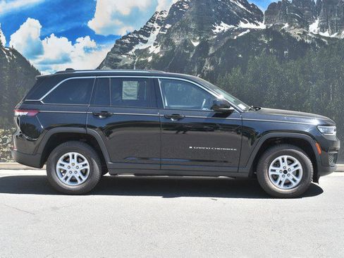 Used 2023 Jeep Grand Cherokee Laredo AWD/4WD image 2