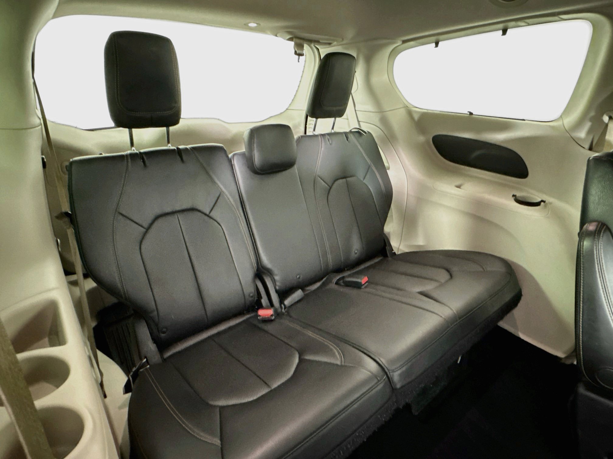 Used 2018 Chrysler Pacifica Touring-L FWD image 27