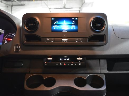 Used 2021 Mercedes-Benz Sprinter 2500 image 21