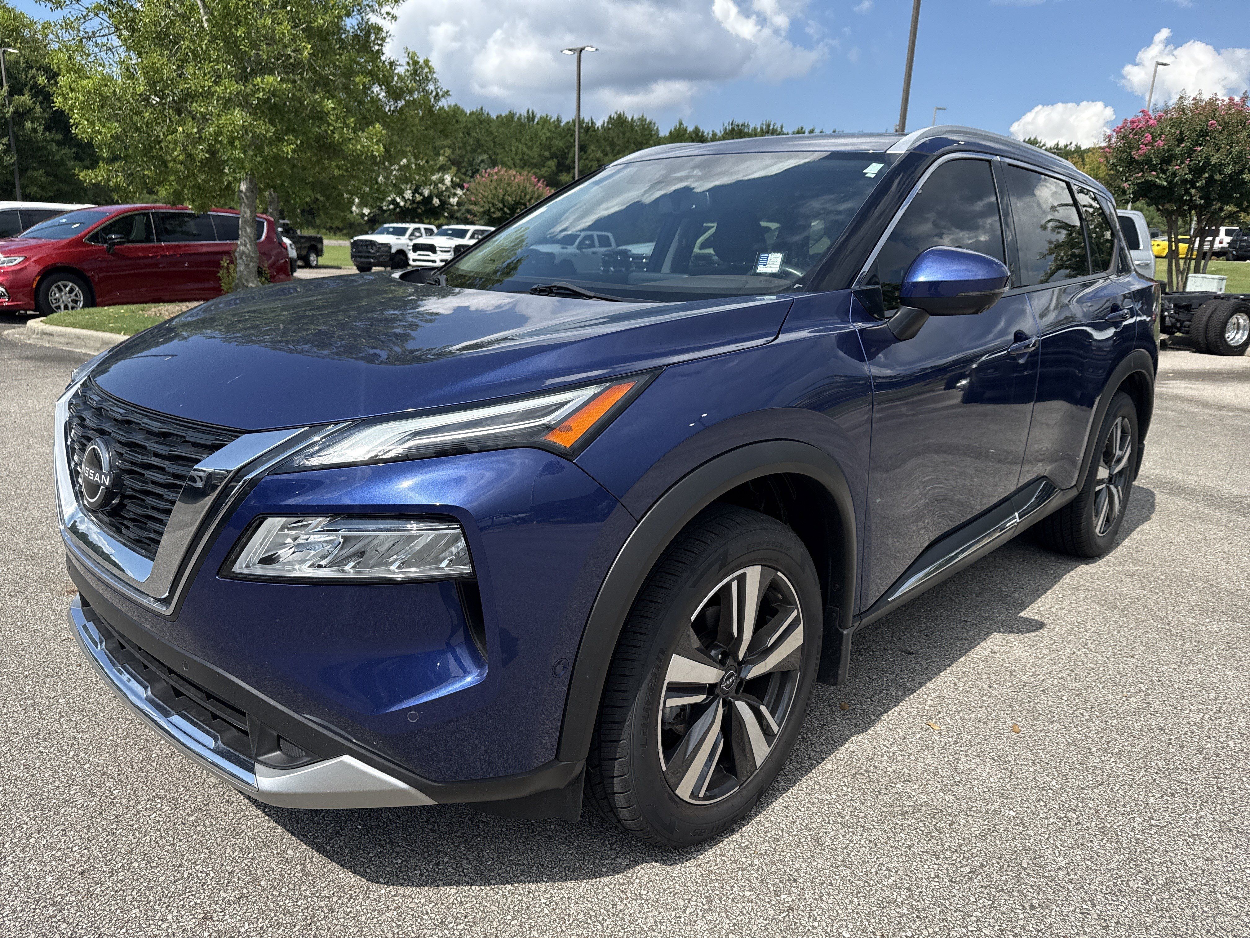 Used 2023 Nissan Rogue Platinum FWD image 3
