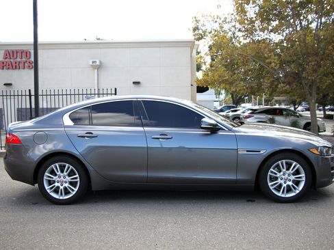 Used 2018 Jaguar XE Premium image 9