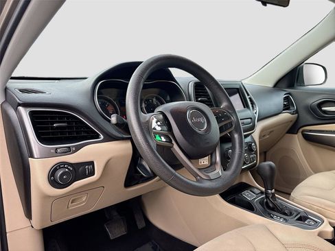 Used 2019 Jeep Cherokee Latitude w/ Popular Appearance Group image 9