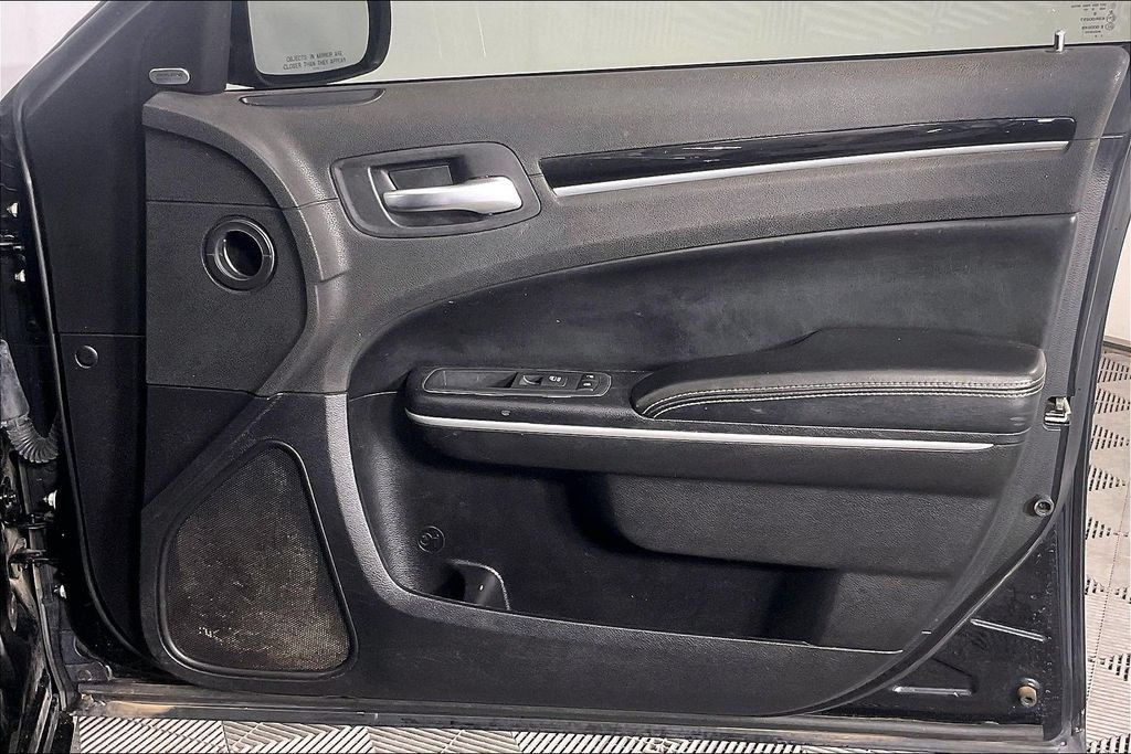 Used 2019 Chrysler 300 S AWD/4WD image 21