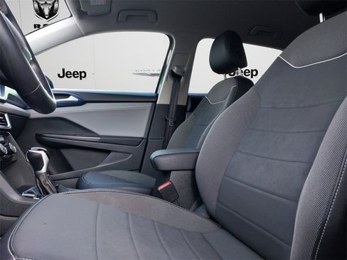 Used 2024 Volkswagen Taos SE w/ Black Wheel Package image 8