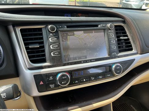 Used 2018 Toyota Highlander XLE FWD image 16