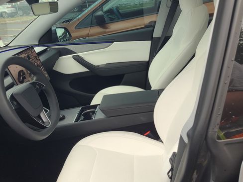 Used 2026 Tesla Model Y Long Range RWD image 3