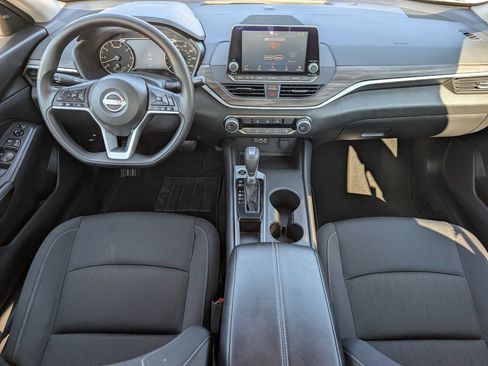 Used 2025 Nissan Altima 2.5 SV FWD image 9