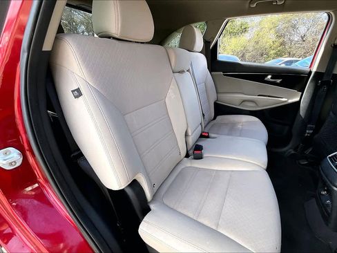 Used 2019 Kia Sorento LX image 19