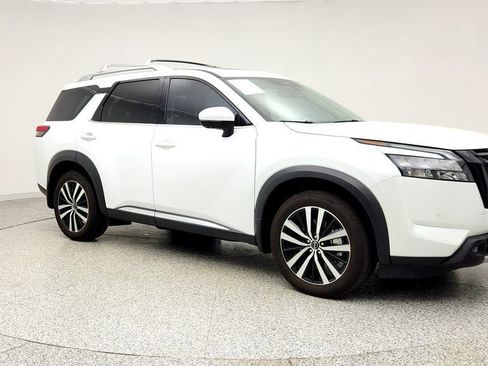 Used 2025 Nissan Pathfinder Platinum image 3