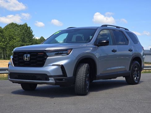 Used 2025 Honda Pilot TrailSport image 14