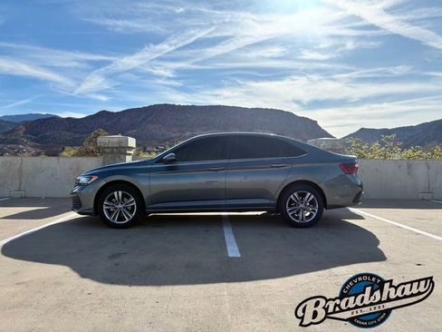 Used 2024 Volkswagen Jetta SE image 4