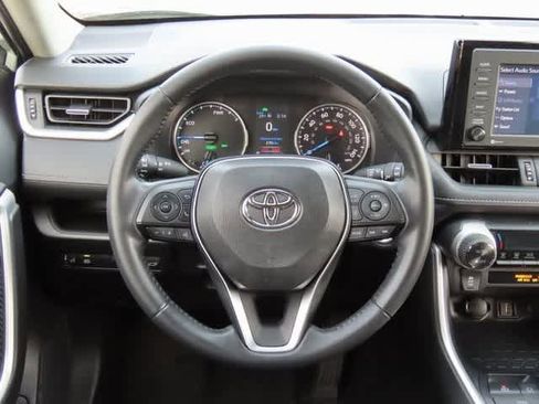 Used 2021 Toyota RAV4 XLE Premium image 18