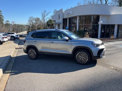 New 2026 Volkswagen Taos SE image 2