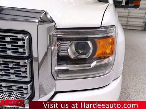 Used 2019 GMC Sierra 2500 Denali w/ Duramax Plus Package AWD/4WD image 8