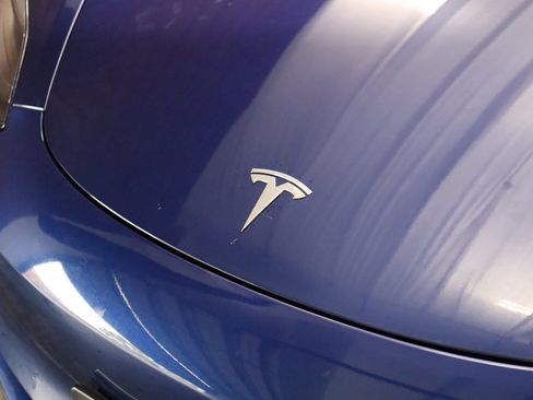 Used 2022 Tesla Model 3 Standard Range image 3