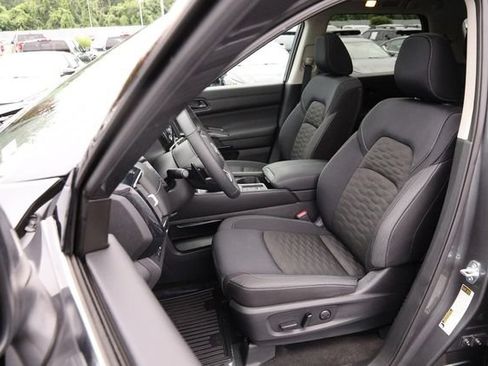 Certified 2025 Nissan Pathfinder SV w/ SV Premium Package FWD image 10