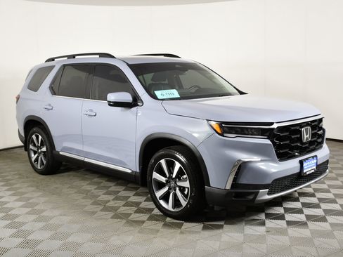 Used 2025 Honda Pilot Touring image 4