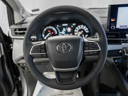 New 2026 Toyota Sienna XLE FWD image 31