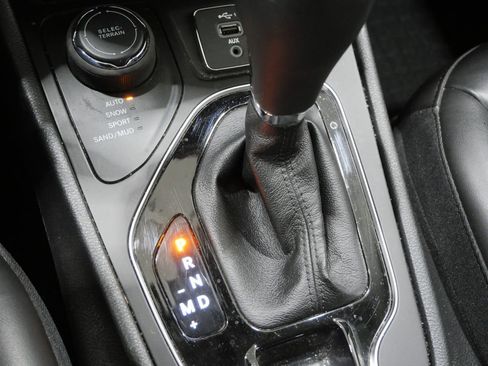 Used 2021 Jeep Cherokee Latitude Plus AWD/4WD image 23