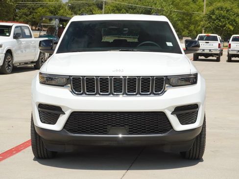Used 2025 Jeep Grand Cherokee Laredo AWD/4WD image 8