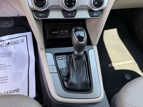 Used 2019 Hyundai Elantra SE FWD image 20