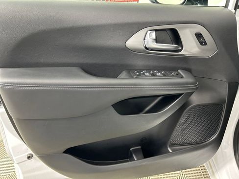 Used 2025 Chrysler Pacifica Select image 10