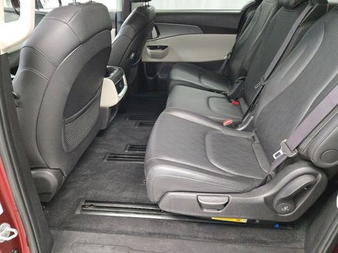 Used 2024 Kia Carnival LX image 21